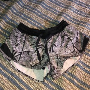 lululemon black and white hotty hot shorts size 6